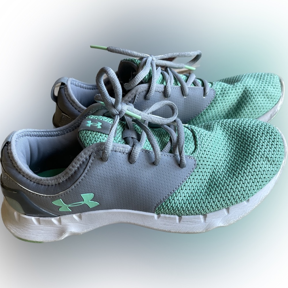 Under Armour Women’s tennis shoes size 10 green and gray